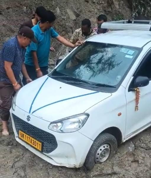 बारिश ने खोली थराली-डूंगरी मार्ग की पोल, दलदल में फंसी कार; ग्रामीणों ने रस्सी से खींचकर निकाला