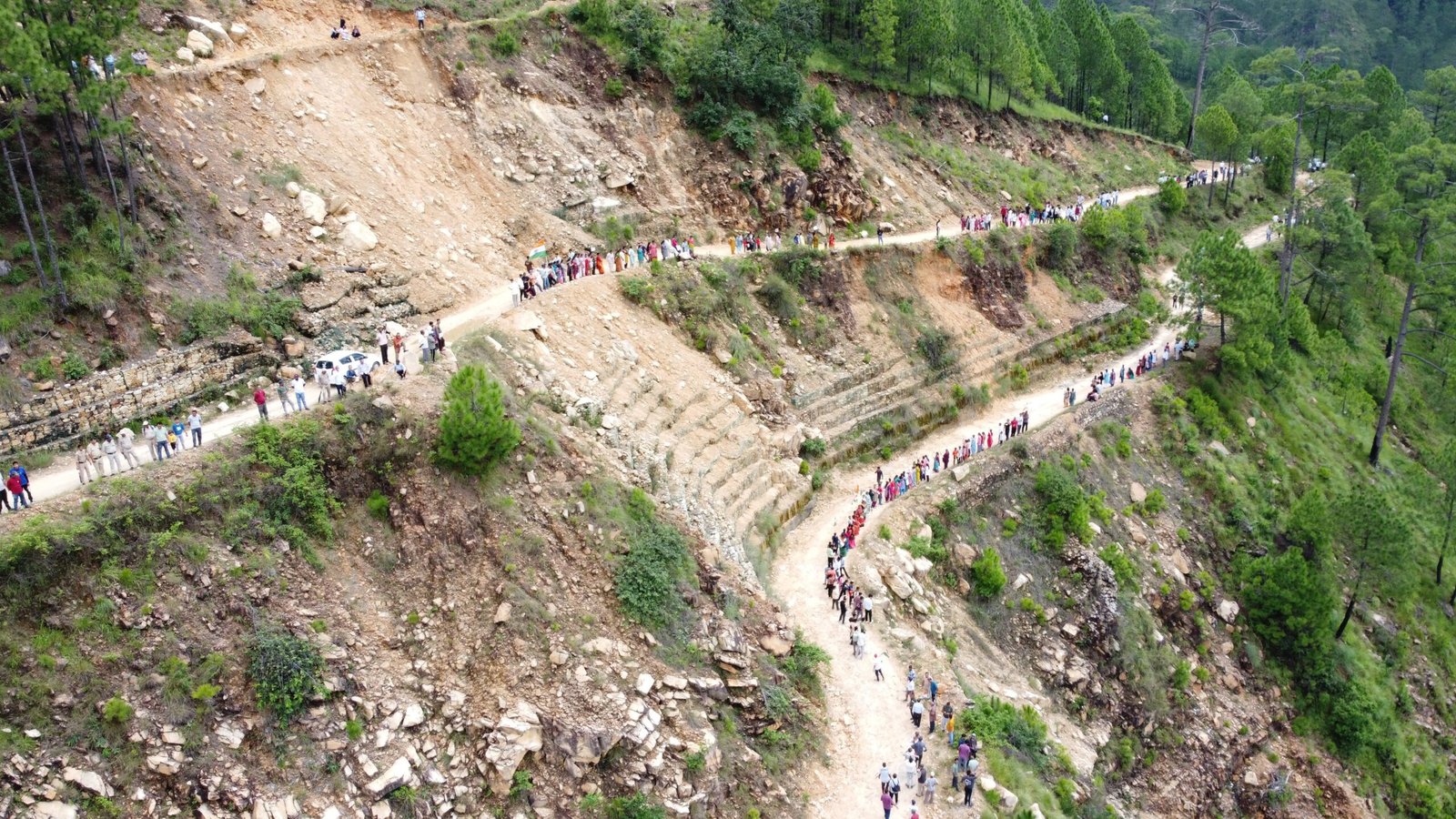 दो दशक से बदहाल सड़क के खिलाफ ग्रामीणों ने बनाई मानव श्रृंखला, डामरीकरण की मांग तेज