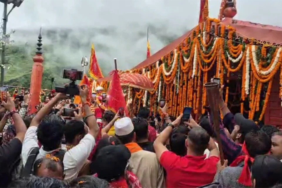 जयकारों से गूंजा हिमालय, मां नंदा राजराजेश्वरी की डोलियां कैलाश की ओर रवाना