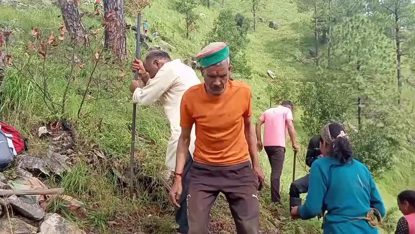 सड़क नहीं मिली तो ग्रामीणों ने खुद थामे औजार, सकंड में श्रमदान से शुरू किया सड़क निर्माण
