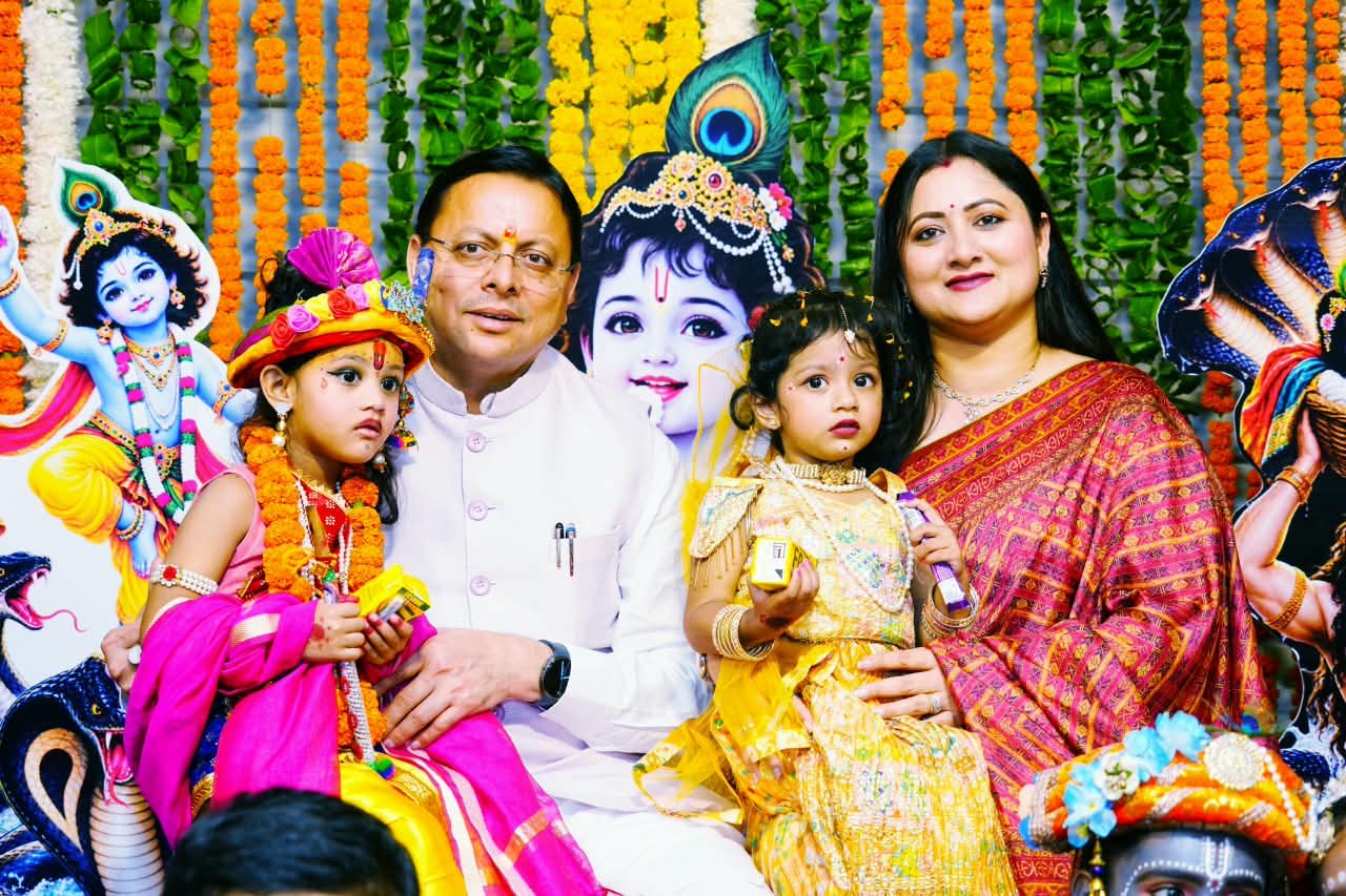 जन्माष्टमी पर पुलिस लाइन पहुंचे सीएम धामी, कार्यक्रम में किया प्रतिभाग