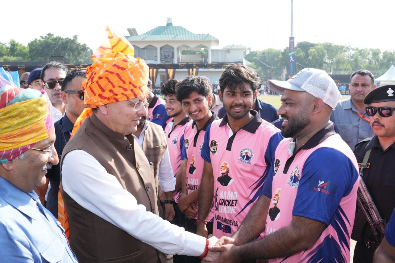 नमो क्रिकेट लीग में मुख्यमंत्री धामी ने खिलाड़ियों के साथ खेला क्रिकेट, बढ़ाया युवा खिलाड़ियों का उत्साह