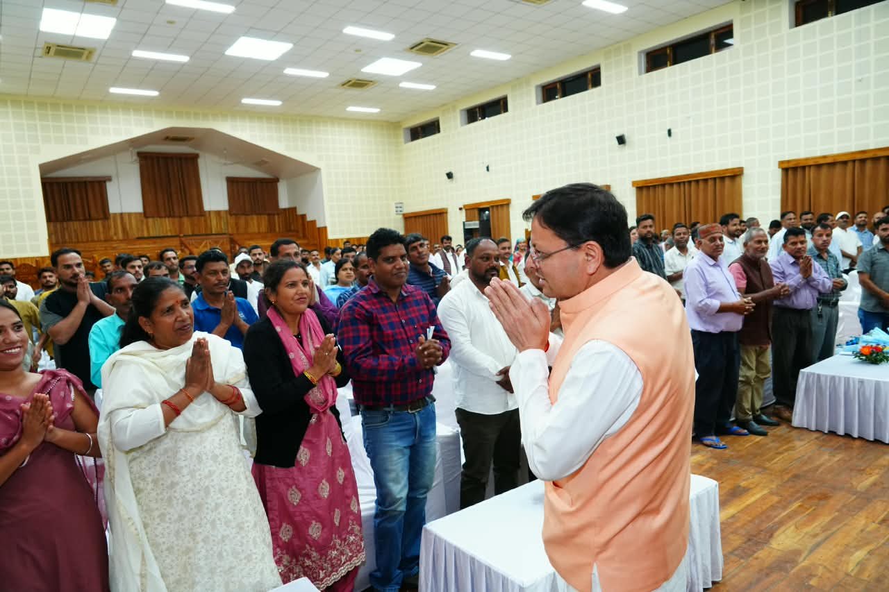 दूरस्थ क्षेत्रों से आए लोगों से संवाद कर मुख्यमंत्री ने सुनी समस्याएं, समाधान के लिए अधिकारियों को दिए निर्देश