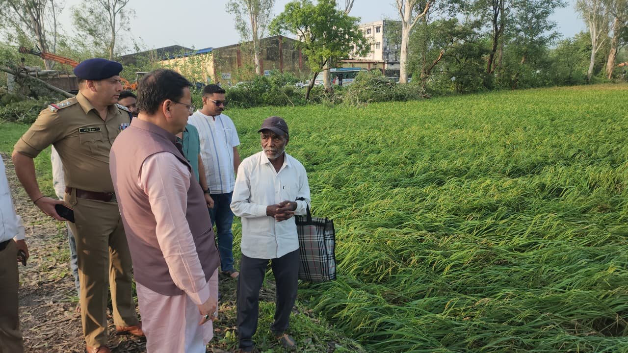 बाजपुर में भीषण ओलावृष्टि से फसलों को नुकसान, सूचना मिलते ही किसानों के बीच पहुंचे सीएम धामी