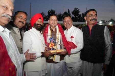 देहरादून में दो जगहों पर दशहरा महोत्सव में शामिल हुए सीएम धामी, रावण दहन कर दिया सत्य और धर्म का संदेश
