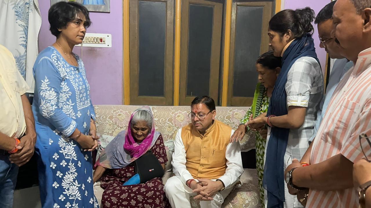 सीएम धामी: दिवंगत नागरिकों के घर पहुंचकर दी श्रद्धांजलि, परिजनों को बंधाया ढांढस