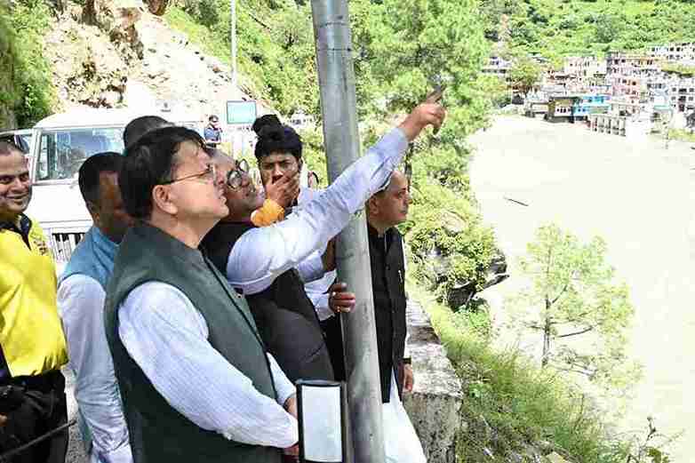 मुख्यमंत्री ने स्यानाचट्टी में बनी अस्थाई झील को खोलने के लिए चल रहे कार्यों का लिया जायजा