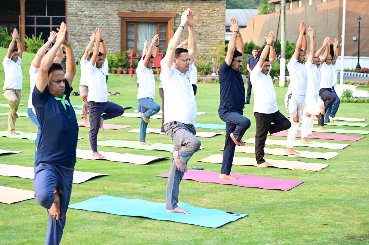 21 जून से पहले योगमय हुआ मुख्यमंत्री आवास, CM धामी ने किया योगाभ्यास