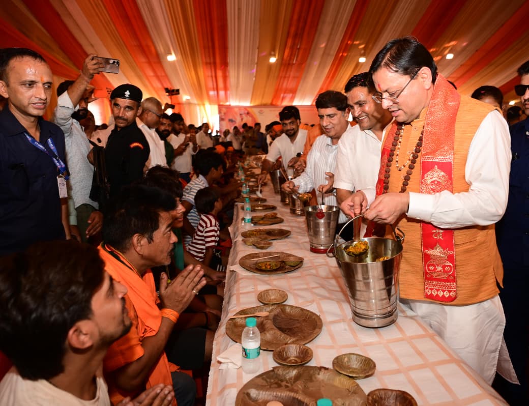 पुष्पवर्षा, चरण प्रक्षालन और सेवा का संदेश: सीएम धामी ने कांवड़ियों का किया सम्मान