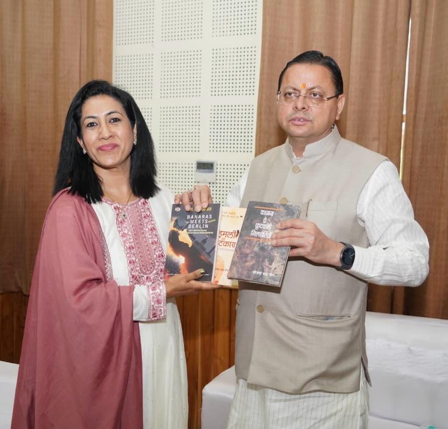 इंडो-जर्मन सांस्कृतिक संबंधों पर सक्रिय डॉ. योजना साह जैन ने मुख्यमंत्री धामी को भेंट की अपनी पुस्तकें