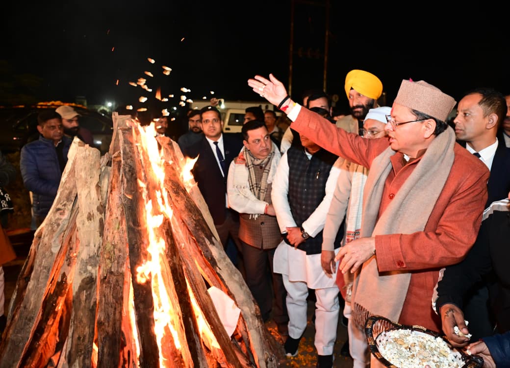 सीएम धामी ने हर्षु इंक्लेव में सार्वजनिक लोहड़ी समारोह में की शिरकत