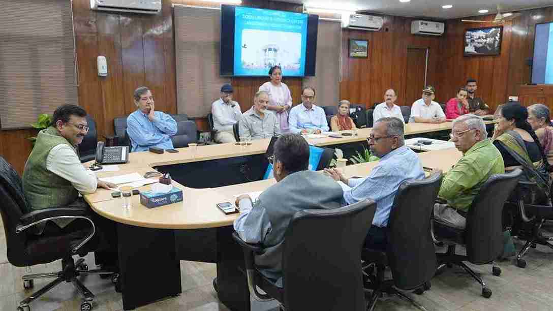 मुख्य सचिव आनंद बर्द्धन की अध्यक्षता में दून पुस्तकालय की जनरल बॉडी मीटिंग सम्पन्न