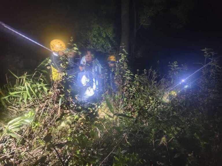 चंपावत: सुखीढांग क्षेत्रांतर्गत खाई में गिरा वाहन, एसडीआरएफ ने रेस्क्यू कर घायलों को पहुंचाया अस्पताल