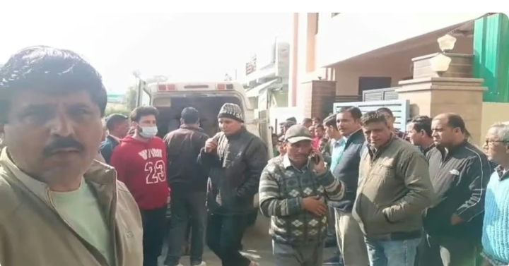 व्यापारी दंपत्ति ने की आत्महत्या : अलग-अलग कमरे में लटके मिले शव