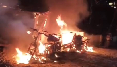 आग से आधा दर्जन से ज्यादा टैक्सी बाइक व स्कूटर स्वाहा, लाखों का नुकसान; जांच जारी