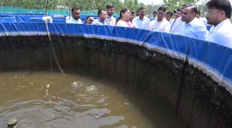 हरिद्वार: किसानों की आय बढ़ाएगा ‘रंगीन मछली पालन’, DM ने किया निरीक्षण