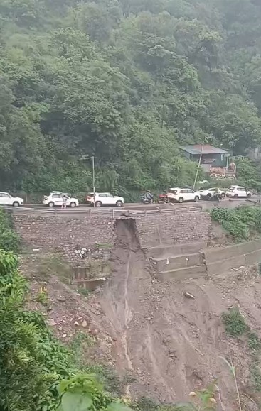 भारी बारिश का असर: देहरादून-मसूरी मार्ग क्षतिग्रस्त, प्रशासन ने अगले आदेश तक यातायात किया बंद