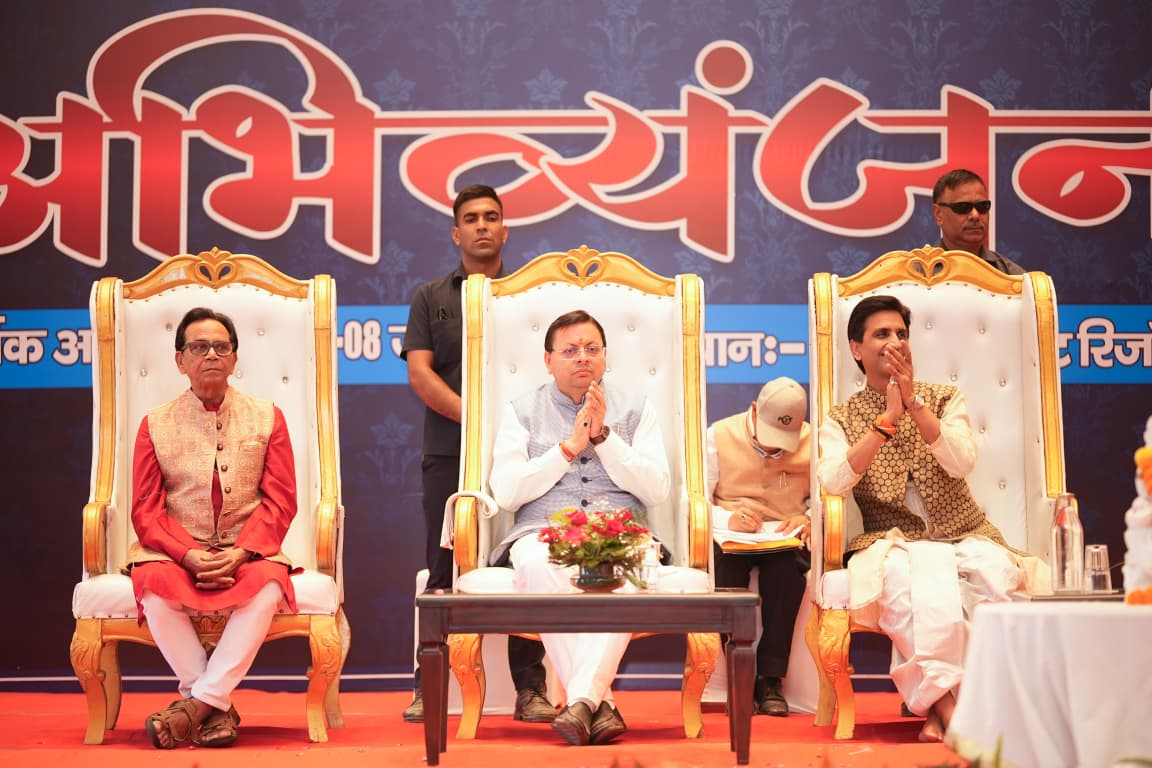 कवि केवल शब्दों के निर्माता नहीं होते बल्कि वे समाज के चिंतक, मार्गदर्शक और प्रेरक। सीएम धामी