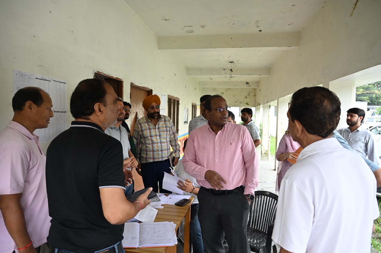 मुख्य निर्वाचन अधिकारी ने किया मतदान केंद्रों का निरीक्षण, मतदाताओं से लिया फीडबैक