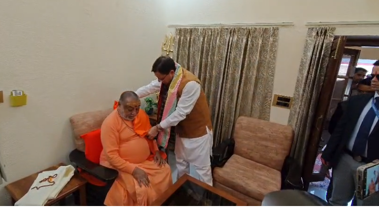 सीएम धामी ने शंकराचार्य स्वामी राजराजेश्वराश्रम महाराज से की भेंट