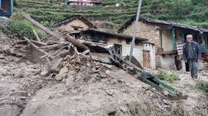 चमोली में बारिश बनी आफत: किमाना गांव में भूस्खलन से कई घर खतरे में, सड़कें बंद, परिवार सुरक्षित स्थानों पर शिफ्ट