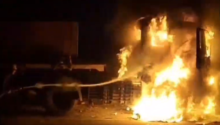 हरिद्वार में चलते कंटेनर में लगी भीषण आग, चालक-क्लीनर ने कूदकर बचाई जान