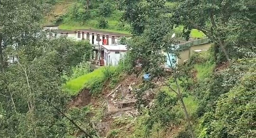 रुद्रप्रयाग में बारिश का कहर: भूस्खलन से दहशत, 10 परिवारों ने छोड़े घर
