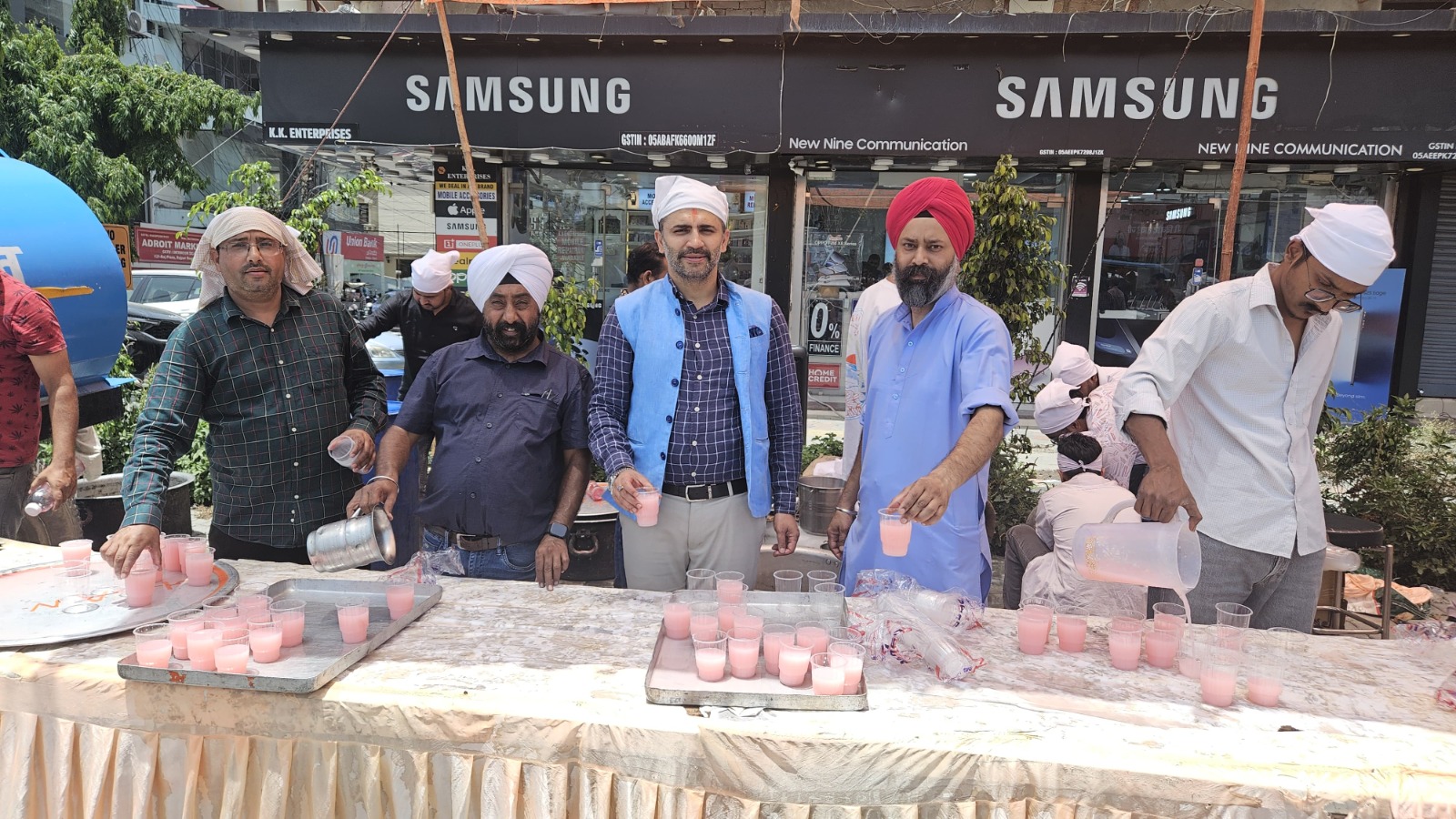 कार्यक्रम में कांग्रेस की प्रदेश प्रवक्ता अभिनव थापर ने राज प्लाजा एसोसिएशन के सदस्यों के साथ छबील का लंगर बांटा।